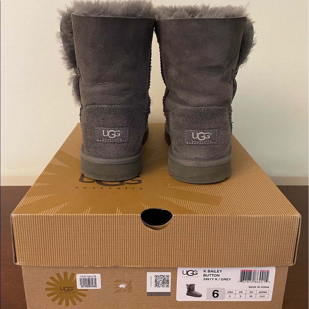 Authentic UGG Bailey Button Boots, Gray Size 6 - Picture 9 of 15